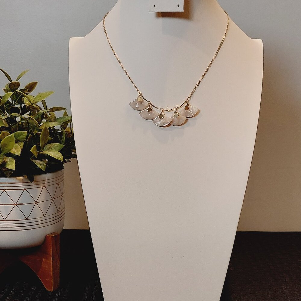 ๐๐NWT LAUREN CONRAD FAUX PEARL FAN NECKLACE - Picture 3 of 7